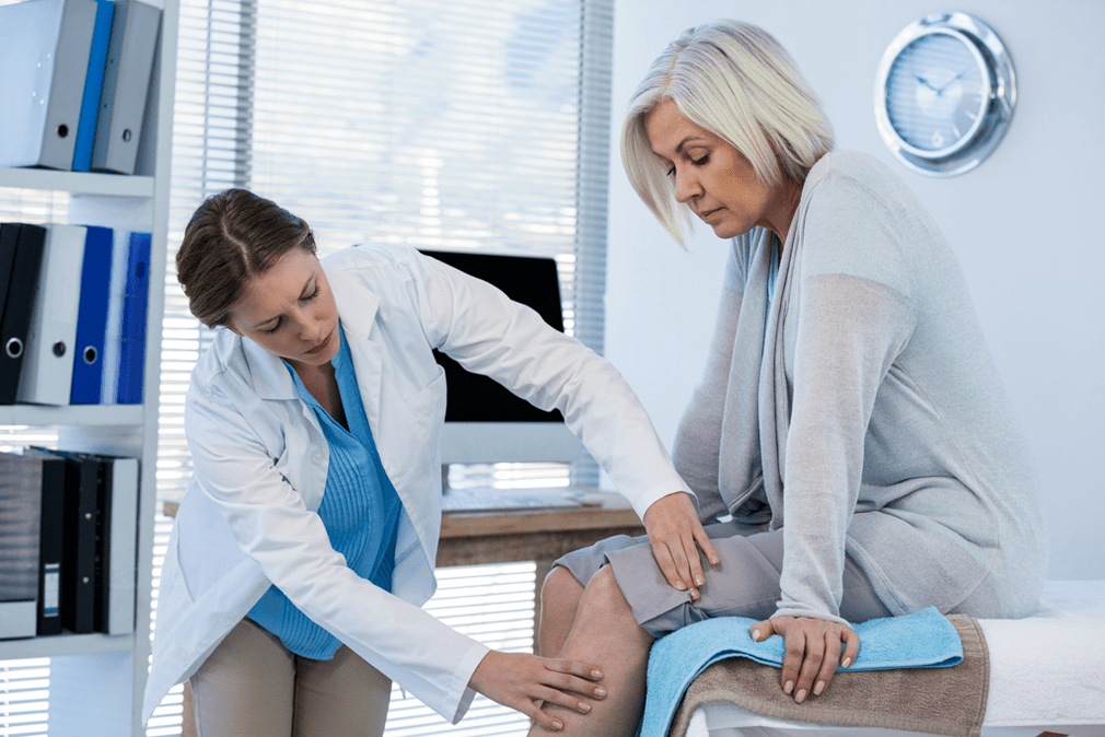 Tedaviye ihtiyaç duyan artroz hastası doktor tarafından muayene ediliyor